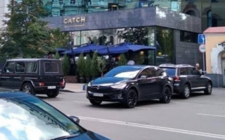 В Киеве выгорел дотла элитный электрокар экс-главы ОП Андрея Богдана: видео