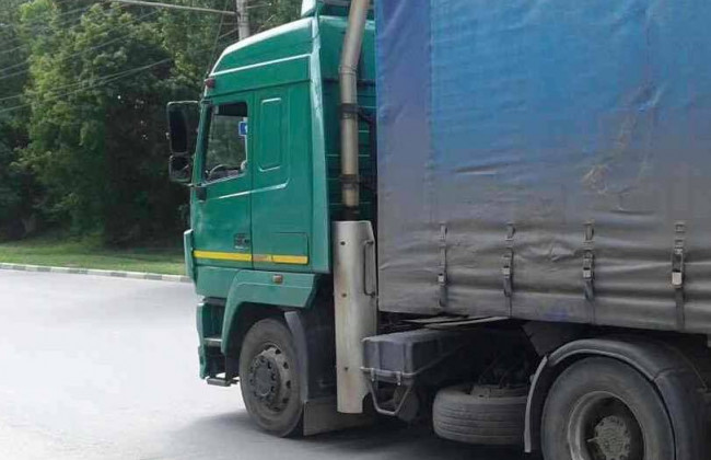 Под Киевом водитель фуры пытался переехать патрульного, который не пускал его в город