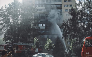 В Киеве во время пожара в квартире погибла пожилая женщина: видео