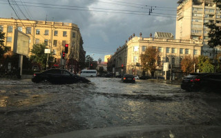 Улицы «поплыли», а деревья попадали: в Днепре прошел ураган с градом, фото