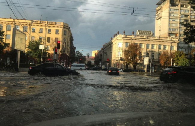 Улицы «поплыли», а деревья попадали: в Днепре прошел ураган с градом, фото