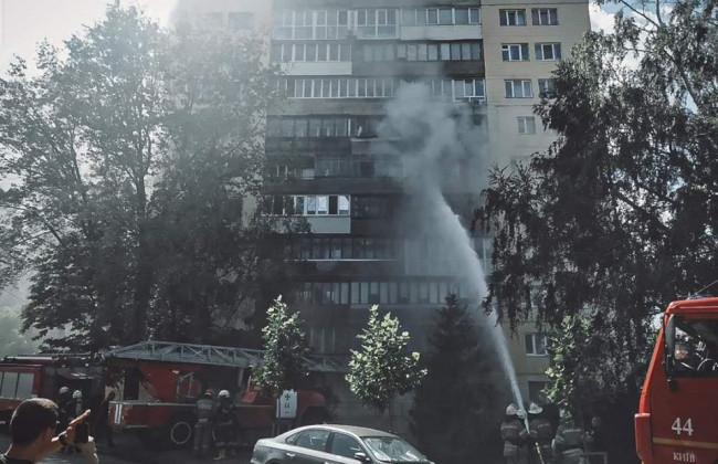 В Киеве во время пожара в квартире погибла пожилая женщина: видео