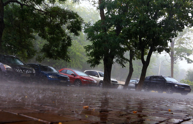На Одессу обрушился мощный ливень с грозой: фото, видео