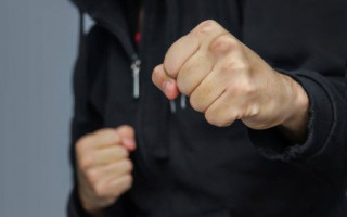 Бився з хлопцями, а розбив голову дівчині: сутичка у Миколаєві, відео