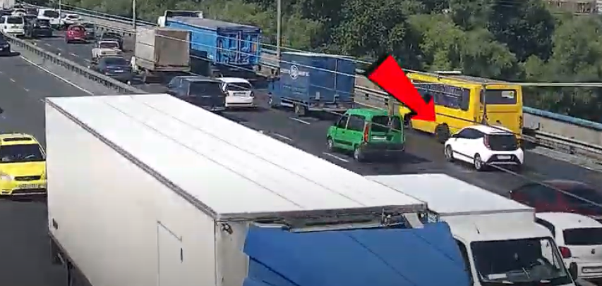 В Киеве на мосту очередная маршрутка на ходу потеряла колеса: видео
