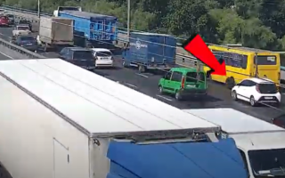 В Киеве на мосту очередная маршрутка на ходу потеряла колеса: видео