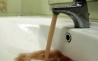 З-під крану тече жовта вода: киянам розповіли, куди звертатися в такому випадку