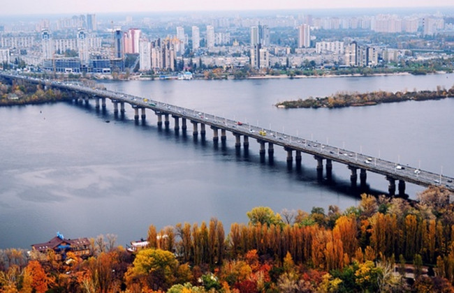 Кличко просят заменить трубы на мосту Патона в Киеве