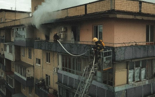 В Киеве вспыхнул мощный пожар в многоэтажке
