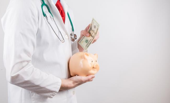 Стало відомо, скільки українців дають хабарі лікарям