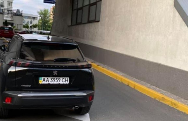 Киевлян возмутил «герой парковки» на внедорожнике