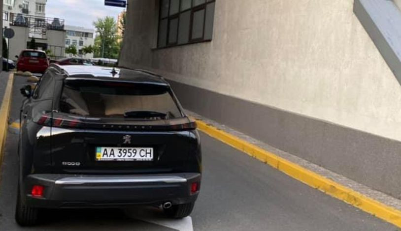 Киевлян возмутил «герой парковки» на внедорожнике