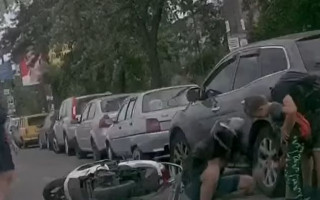 Трагическое ДТП в Киеве: водитель скутера сбил ребенка, видео