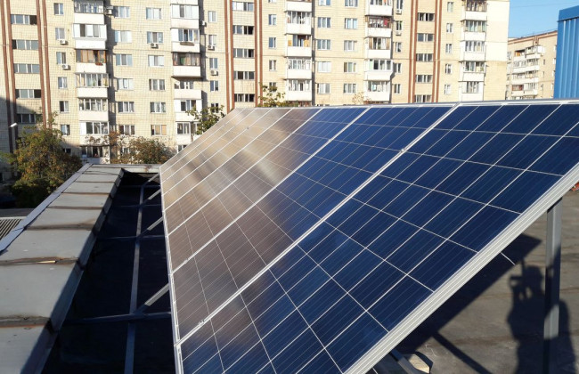 На даху київської багатоповерхівки встановили найбільшу СЕС