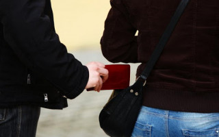 В Киеве прохожие поймали группу воровок