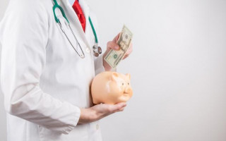 Стало відомо, скільки українців дають хабарі лікарям