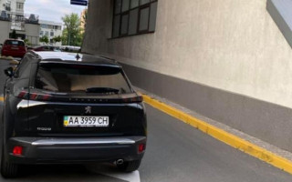 Киевлян возмутил «герой парковки» на внедорожнике