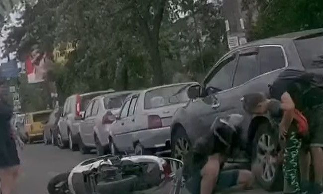 Трагическое ДТП в Киеве: водитель скутера сбил ребенка, видео