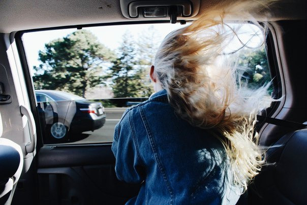 Открывать окна автомобиля во время движения — вредно