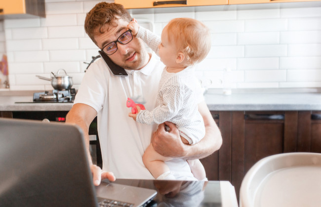 Кому з батьків надається допомога у зв’язку з народженням дитини та відпустка для догляду за нею