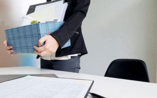 Працівник часто хворіє: коли роботодавець має право звільнити його