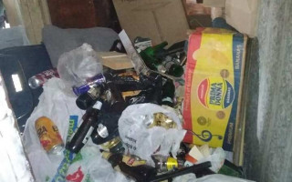 Крысы среди гор мусора: киевлянин превратил собственную квартиру в свалку, фото