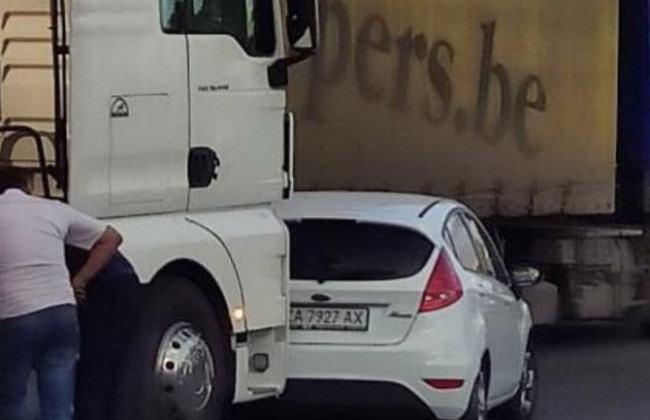 Серьезное ДТП в Киеве: грузовик протаранил легковушку