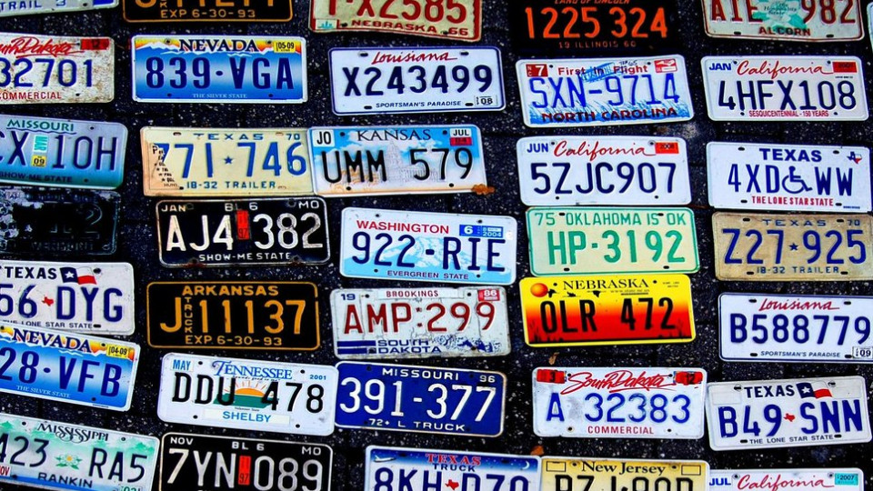 Коронавирус сводит с ума: автовандалы трощат машины с чужими номерами