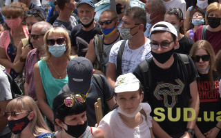 Коронавірус не відступає: за добу виявили 1637 нових випадків