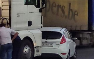 Серьезное ДТП в Киеве: грузовик протаранил легковушку