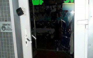 В Киеве женщина пыталась обчистить магазин одежды, фото