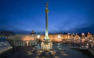 На Майдане спасали застрявшего на Монументе независимости стрижа: фото