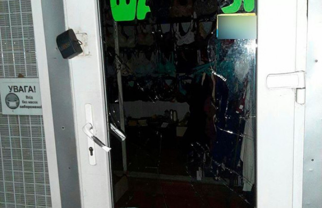 В Киеве женщина пыталась обчистить магазин одежды, фото