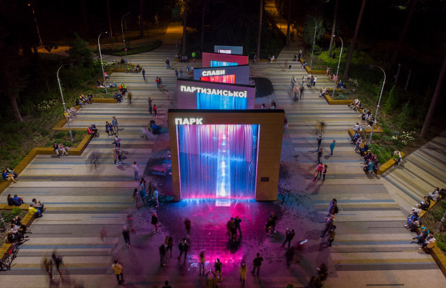 Рекордно високий фонтан у столичному парку Партизанської слави показали з висоти пташиного польоту: фото