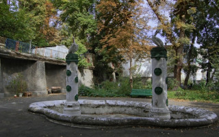 Кияни просять відновити старовинний фонтан «Закохані пелікани», фото