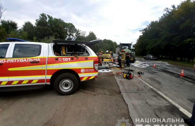 Смертельное ДТП на Прикарпатье: в результате столкновения с трактором погибли три человека, фото, видео