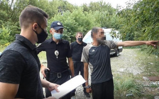 В Киеве 51-летний уголовник пытался изнасиловать девушку: нападавшего задержали