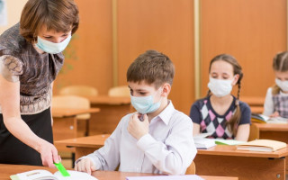 Учебный год в условия карантина: учителя в «оранжевой зоне» будут носить защитные щитки