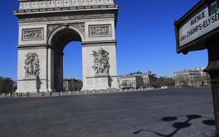 Пандемія не відступає: у Франції ввели обов’язок носити маску на роботі