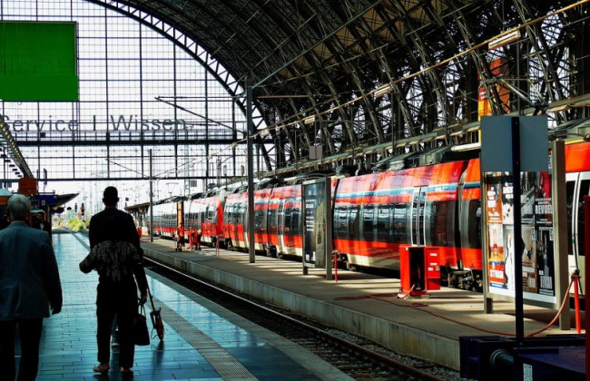 У Німеччині судять чоловіка, який зіштовхнув жінку з дитиною під потяг