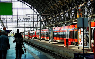 У Німеччині судять чоловіка, який зіштовхнув жінку з дитиною під потяг