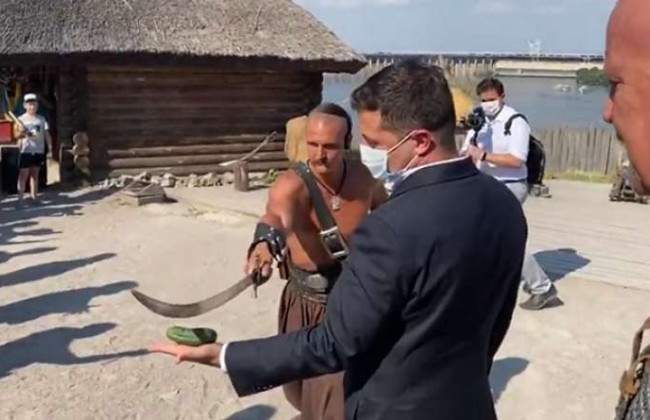 Запорізькі козаки перевірили Зеленського на хоробрість: відео