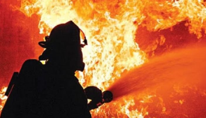 Огонь поднялся на десятки метров: в Киеве вспыхнул дом, видео
