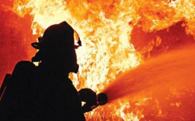 Огонь поднялся на десятки метров: в Киеве вспыхнул дом, видео