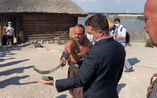 Запорізькі козаки перевірили Зеленського на хоробрість: відео