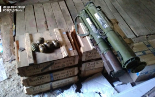 Посадовець Служби зовнішньої розвідки та колишній прикордонник вивозили боєприпаси з ООС
