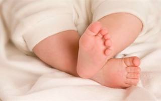 В Кривом Роге мать поила ребенка пивом: инцидент сняли на видео