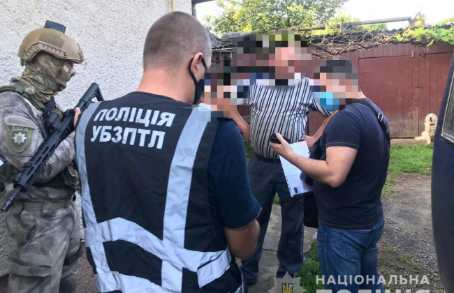 Нацполіція викрила злочинну групу, яка незаконно переправляла іноземців до країн ЄС