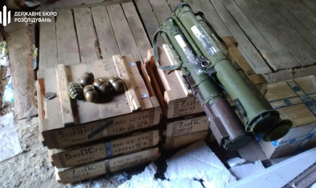 Посадовець Служби зовнішньої розвідки та колишній прикордонник вивозили боєприпаси з ООС