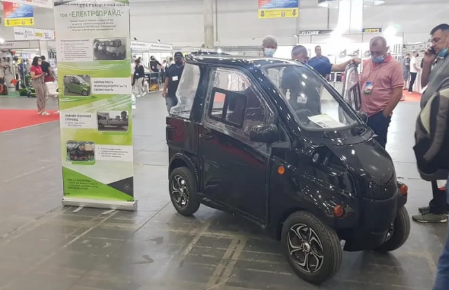 Похож на квадроцикл: в Украине презентовали компактный электромобиль за $5000